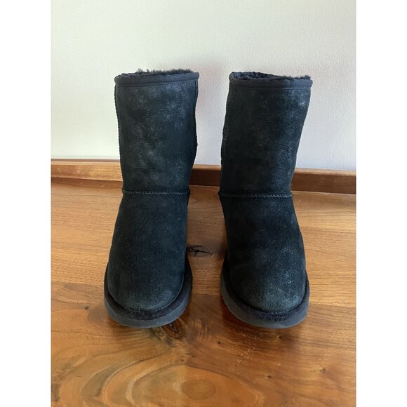 UGG Classic Short Black Suede Boot With Sheepskin Lining Size 8 - Picture 1 of 10